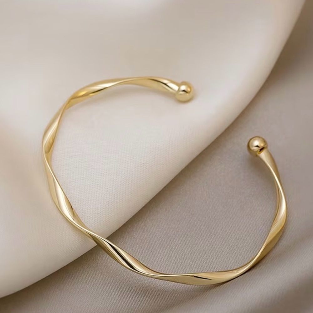 Elegant Gold Twist Bangle